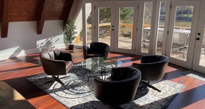 The Chalet on Lake Wylie, 5000 sq ft, Sleeps16, Pet Friendly, Close to Charlotte
