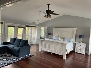 6 habitaciones, escritorio y tabla de planchar con plancha 