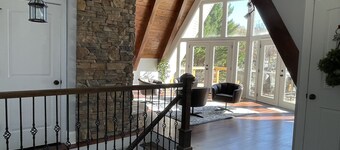 The Chalet on Lake Wylie, 5000 sq ft, Sleeps16, Pet Friendly, Close to Charlotte