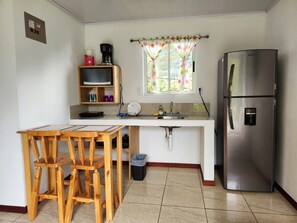 Basic Apartment | Private kitchen | Full-size fridge, microwave, rice cooker, blender - Selvática del Toro (Toro Amarillo)