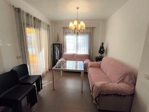 Televisión, chimenea y tenis de mesa