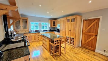 Deluxe Cottage | Private kitchen | Mini-fridge, microwave, dishwasher, toaster