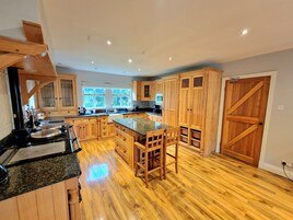 Deluxe Cottage | Private kitchen | Mini-fridge, microwave, dishwasher, toaster