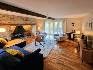 Deluxe Cottage | Living area | 32-inch Smart TV with digital channels - Colleton Cottage at Lovelady Shield (Alston)