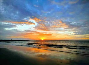 Tæt på stranden, liggestole, badehåndklæder