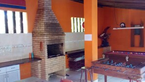 Games room - House on Camburi beach in a gated community with swimming pool (São Sebastião)