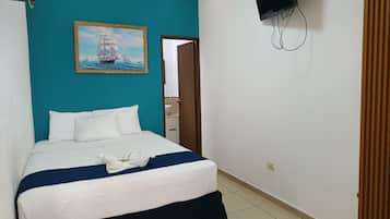 Habitación económica | Cortinas blackout, tabla de planchar con plancha y wifi gratis