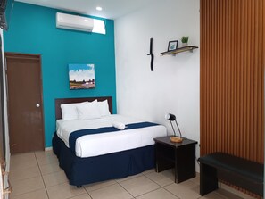 Economy kamer | Badkamer | Een regendouche, een haardroger, handdoeken, zeep