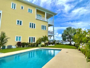 Una piscina al aire libre