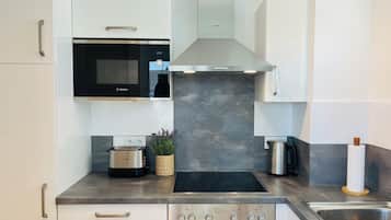 Geladeira, micro-ondas, fogão, cooktop