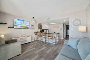 TV - Ocean-views, easy beach access, beautiful remodel, Gulf Shores Surf & Racquet C. (Gulf Shores)