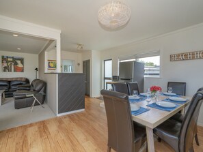 Dining - Beach House on Hetherington - Whangamata Home (Whangamata)