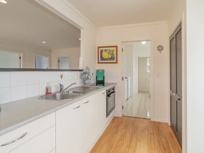 K ühlschrank, Mikrowelle, Toaster, Kochgeschirr/Geschirr/Besteck