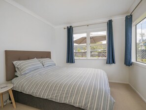 3 bedrooms, WiFi, bed sheets - Beach House on Hetherington - Whangamata Home (Whangamata)