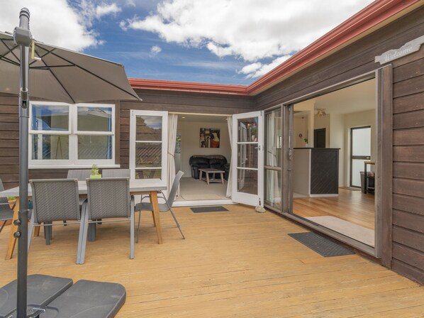 Outdoor dining - Beach House on Hetherington - Whangamata Home (Whangamata)
