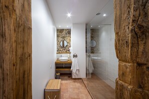 Guest House (3 Suites) | Bathroom | Shower, rainfall showerhead, hair dryer, towels - Villa Galega (Torres Vedras)