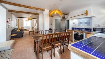 Refrigerador con freezer, microondas, horno, placa de cocina