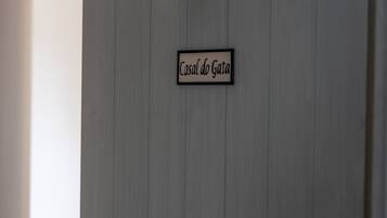 Un letrero con el texto 'Casal do Gata' en una pared.