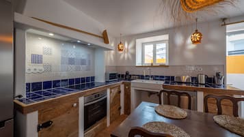 Apartamento design | Cozinha privada | Geladeira grande, micro-ondas, fogão, cooktop