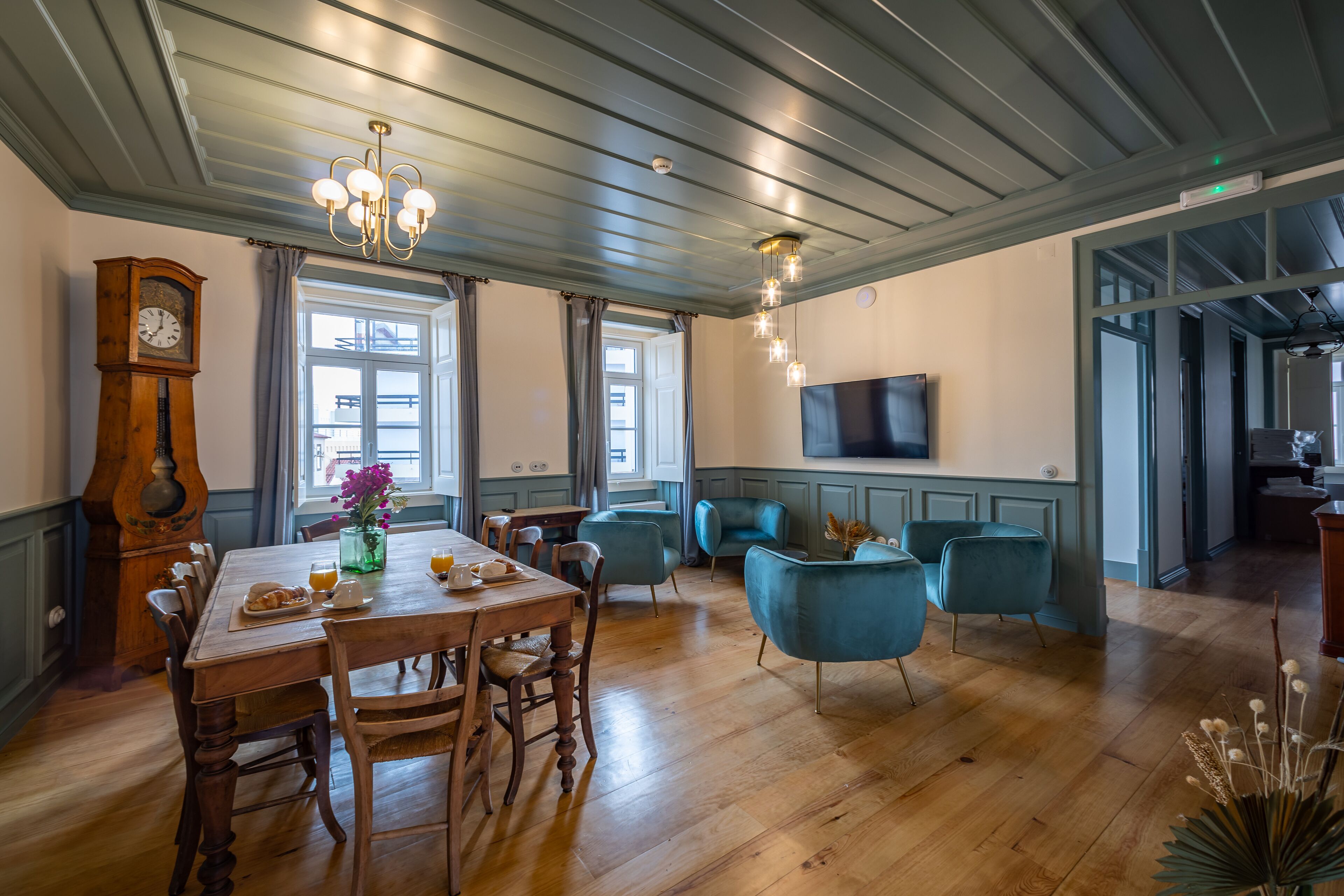 32-英寸智能电视 （配备有线频道）、电视