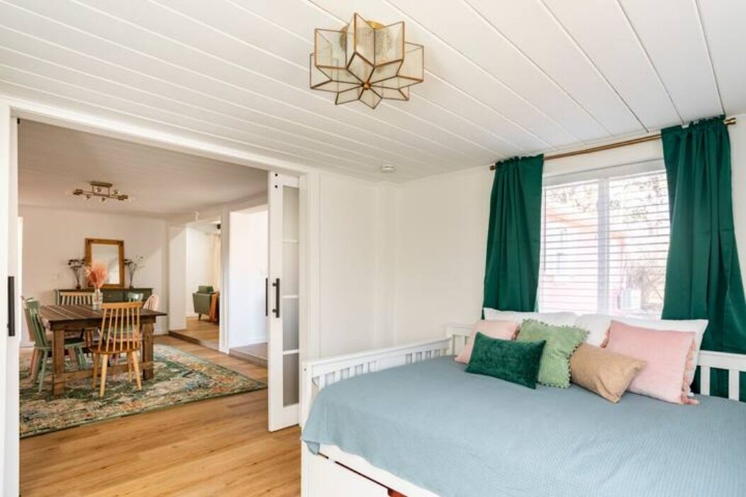 3 makuuhuonetta, silitysrauta/-lauta, vauvan matkasänky, Wi-Fi