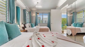 Habitación de hotel con dos camas, un espejo grande y vistas al exterior.