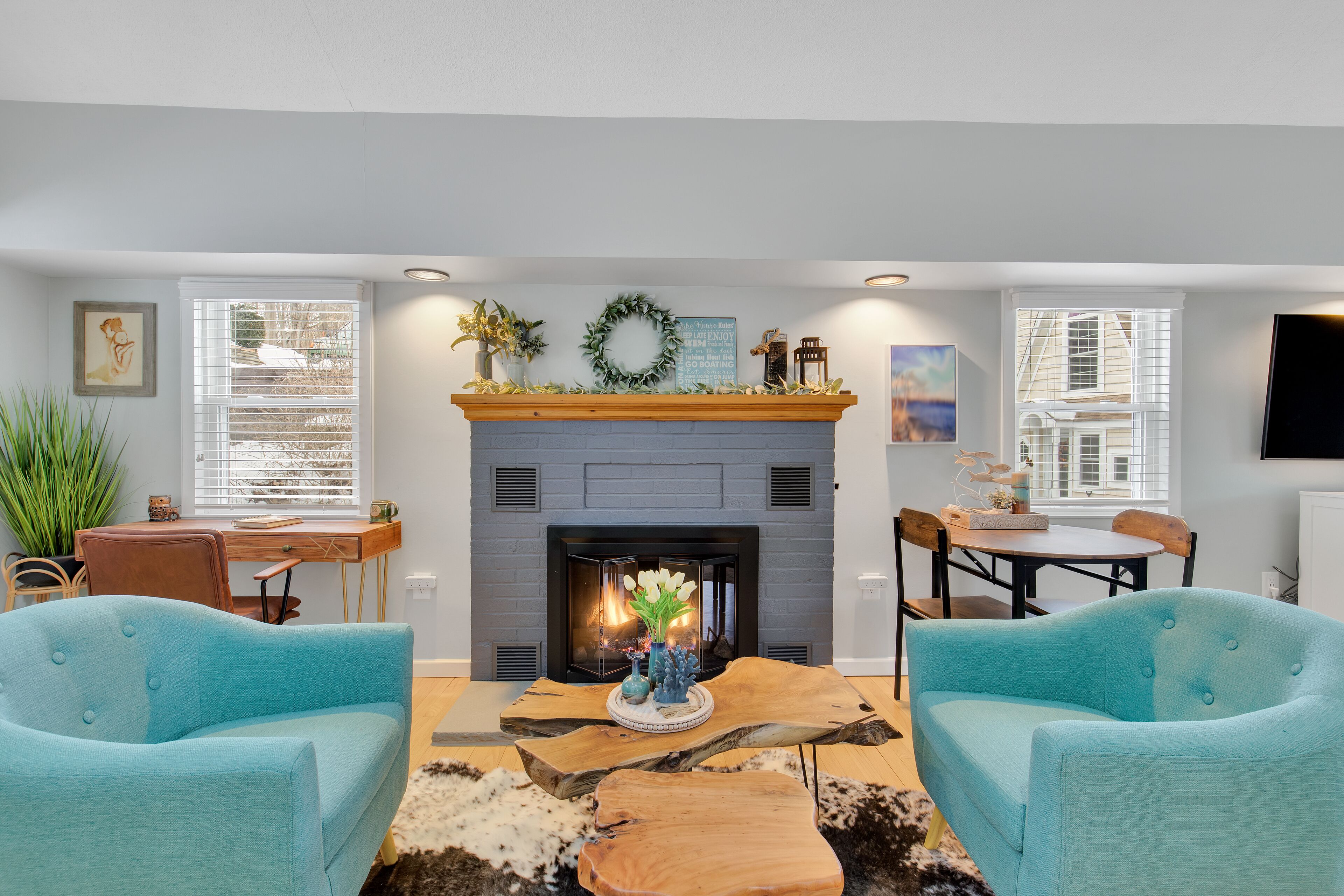 Smart TV, fireplace, books, stereo