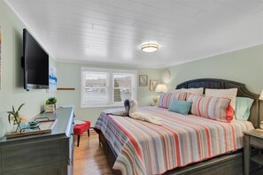 3 bedrooms, desk, iron/ironing board, free WiFi - Family Friendly Lake House: Lake Pocotopaug, Fire-pit, Kayaks, Canoe. Sunsets. (East Hampton)