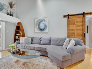 Smart TV, fireplace, books, stereo - Family Friendly Lake House: Lake Pocotopaug, Fire-pit, Kayaks, Canoe. Sunsets. (East Hampton)