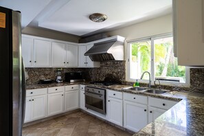 Refrigerador, microondas, horno y comedor 