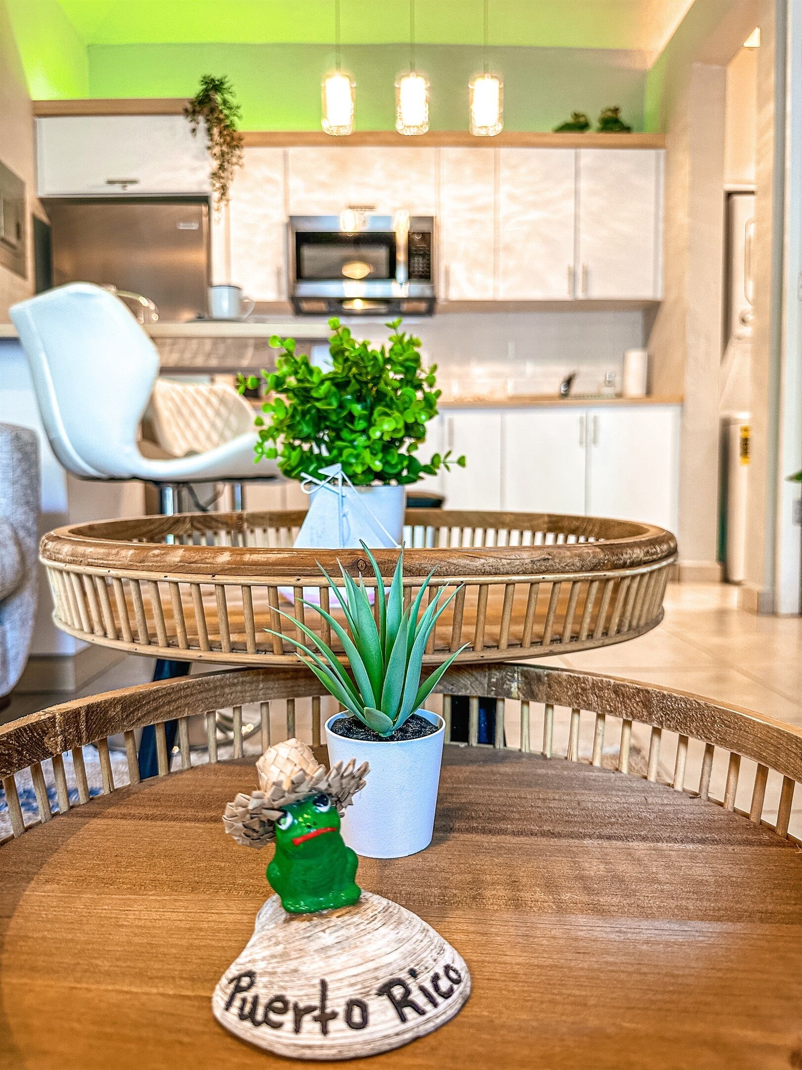 Kühlschrank, Mikrowelle, Herdplatte, Wasserkocher mit Kaffee-/Teezubehör