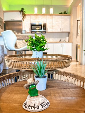 KĂŒhlschrank, Mikrowelle, Herdplatte, Wasserkocher mit Kaffee-/Teezubehör