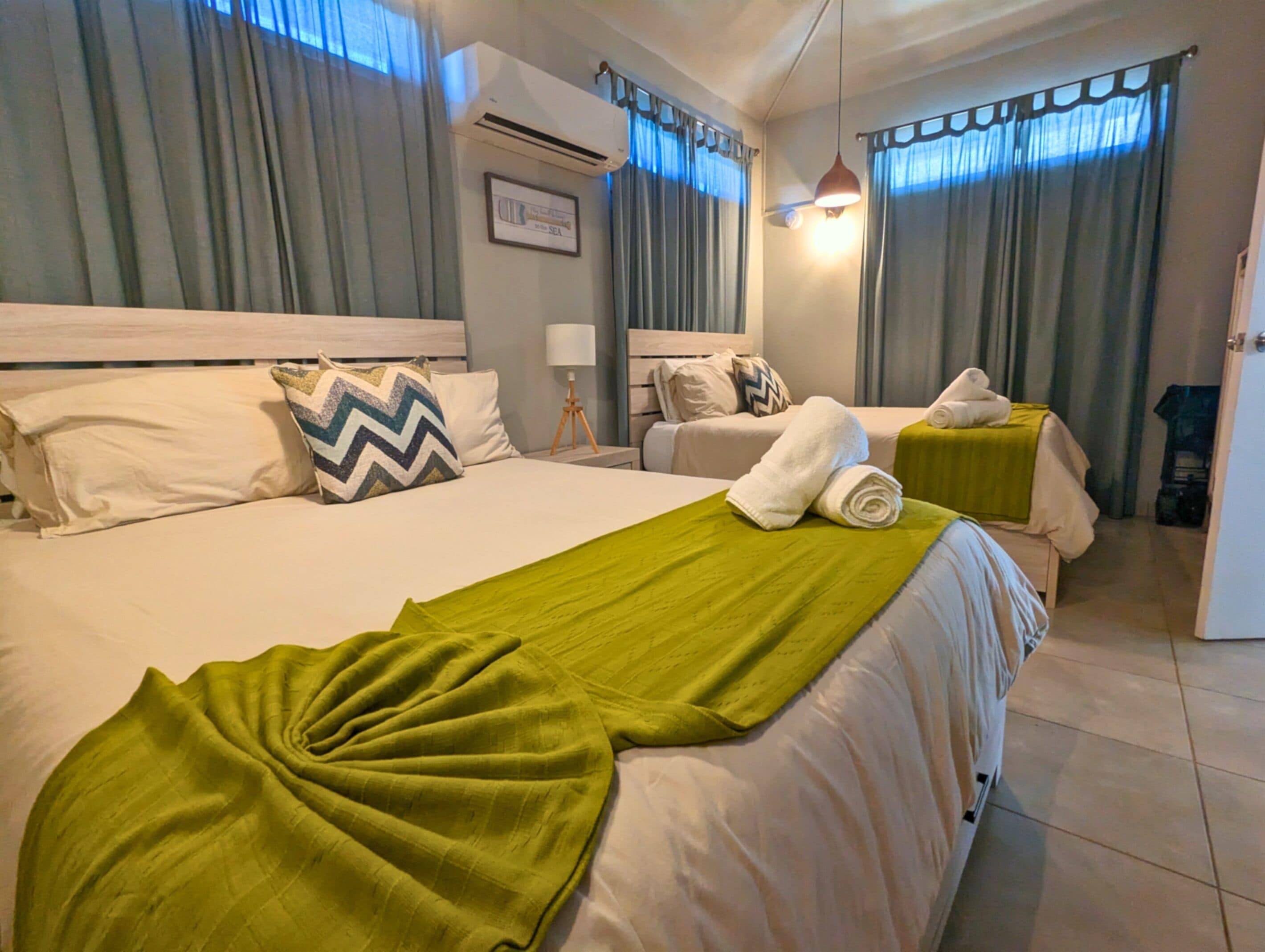 1 habitación, tabla de planchar con plancha, wifi gratis y ropa de cama 