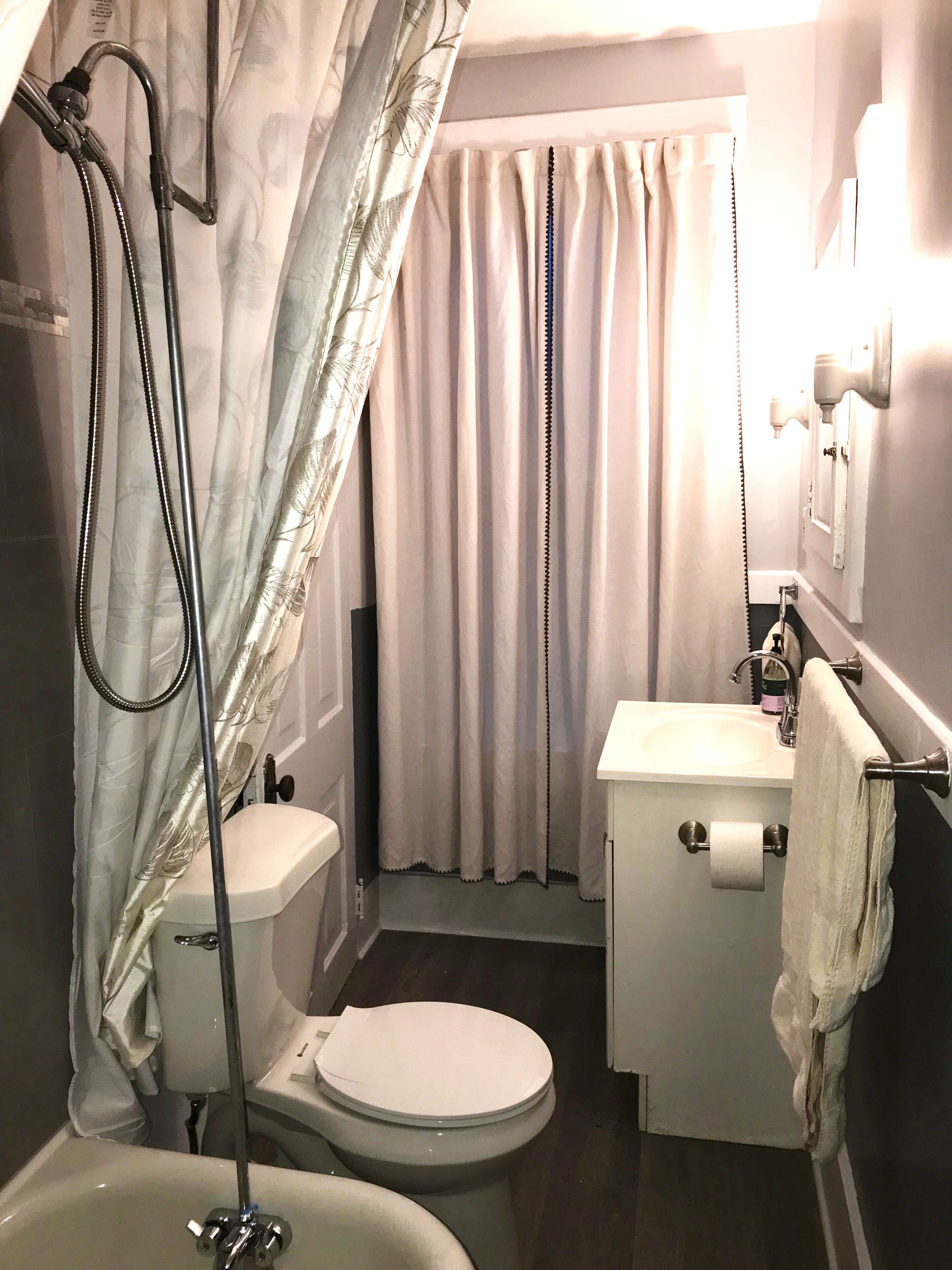 Miljøvennlige toalettsaker, hårføner, håndklær og såpe