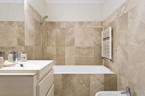 Haartrockner, Bidet, Handtücher, Seife