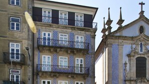 A street scene with a building featuring a tiled facade and balconies. - Boutique Rentals- D*OURO Ribeira w/parking (Porto)