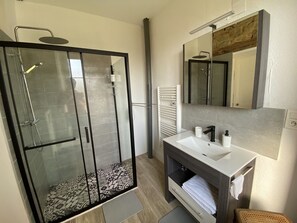 Chambre Confort double | Salle de bain | Séchoir à cheveux, serviettes fournies