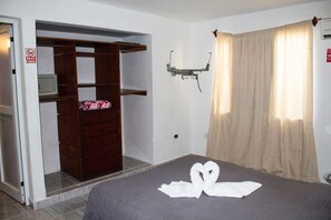 1 chambre, minibar, coffre-fort, fer et planche Ă repasser