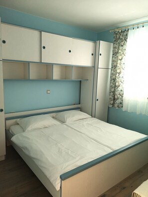 3 室のベッドルーム、WiFi (無料)、ベッドシーツ