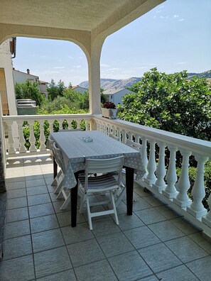 屋外ダイニングエリア