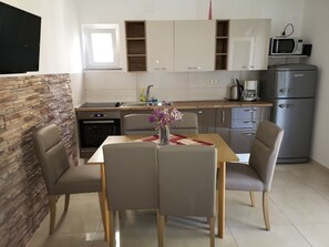 ثلاجة، ميكروويف، فرن، موقد طهي مسطح