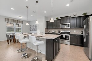 Frigorifero, microonde, forno, piano cottura