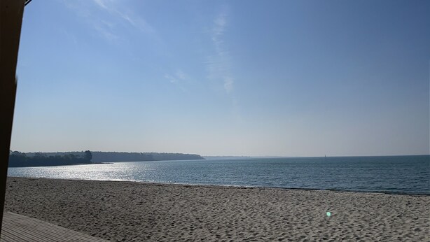 A beach with a clear sky and calm sea. - Feet in the sand (La Forêt-Fouesnant)