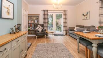 Kjøleskap, vannkoker og kjøkkenutstyr