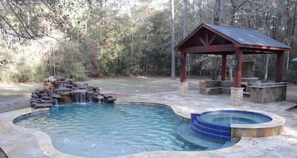 Log Cabin With Trails/Pool/Game Room/Acreage/ Near Houston