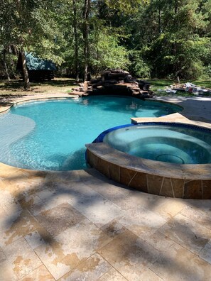 Een buitenzwembad, een verwarmd zwembad