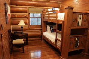 6 bedrooms, desk, iron/ironing board, travel cot