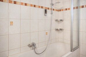 Bathtub, free toiletries, hair dryer, towels