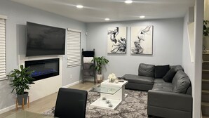 Interior - Come and enjoy this beautiful 3 -bedroom 2.5 bathroom (Thornton)