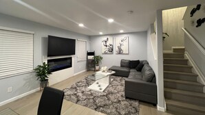 Interior - Come and enjoy this beautiful 3 -bedroom 2.5 bathroom (Thornton)